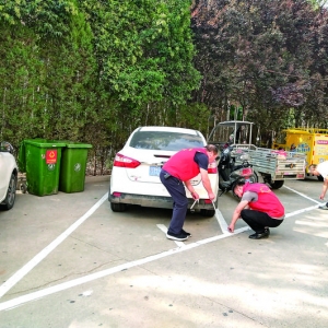 盐湖区新城社区整治乱贴乱停乱放行为
