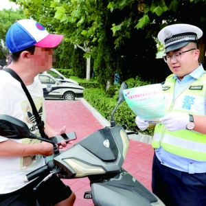 盐湖交警大队整治行人和非机动车交通陋习