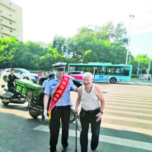 运城民警扶老人过马路获市民点赞