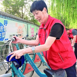 运城市光荣院党员自带清洁工具擦洗共享单车
