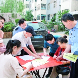闻喜县兴闻西街社区和公安民警宣传防范电信网络诈骗常识
