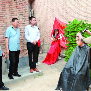 闻喜县爱心志愿者协会给独居孤寡老人义务理发