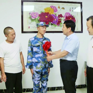 闻喜县中城社区党支部书记为新兵戴上大红花