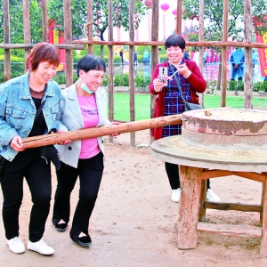 传统农具亮相中国农民丰收节后土祠广场