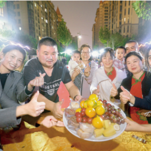 盐湖区广夏金海湾小区业主载歌载舞庆中秋