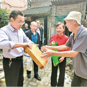 盐湖区东街社区慰问老党员和贫困户