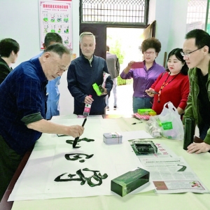 安邑办外滩首府社区书画献墨赞祖国