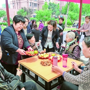 信合名都社区茶话会现场气氛热烈