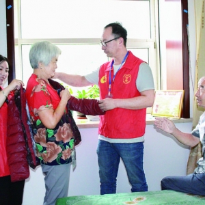 南城社区居民向贫困户献爱心