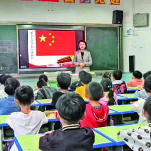 盐湖区红旗小学向国旗敬礼，五星红旗高高飘扬