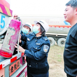 盐湖公安交警大队深入货运企业排查安全隐患