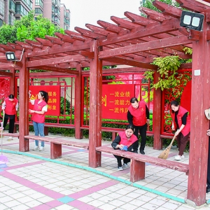 闻喜县中城社区志愿者放弃国庆休假整治环境卫生