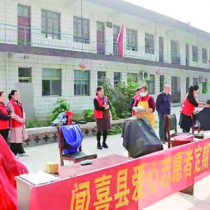 闻喜县爱心公益活动给村里老年人义务理发