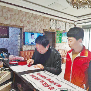 新绛县公安局与重点娱乐场所逐一签订禁毒承诺书