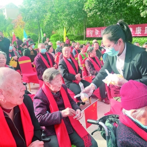 外滩首府社区老人重阳节看演出、尝油糕、猜灯谜