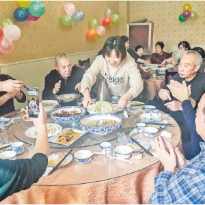 盐湖区安邑办新城社区设宴免费招待辖区60岁以上的老人
