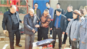 运城市梅哥爱心团看望慰问空巢老人