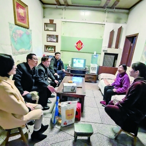 重阳节，运城市城市管理局党员深入社区帮扶慰问