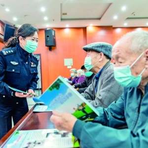 重阳节运城市公安局为福利院老人讲交通安全知识