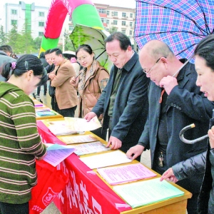 闻喜县市场监管局街头宣传食品安全知识