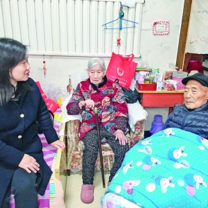 中央城社区重阳节慰问高龄老人
