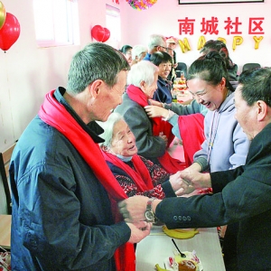 南城社区羊绒围巾情暖老人心