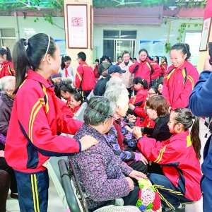 盐湖区中城办八一西街社区日间照料中心的老人们有福气