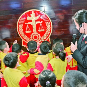 万荣县城镇幼儿园播“法治”种子于幼小孩子心中
