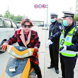 盐湖区民警查处电动自行车交通违法行为不含糊