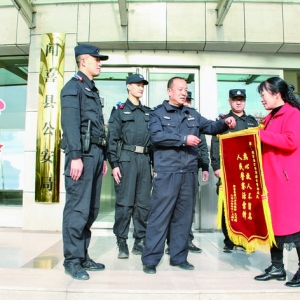 广场锻炼突然间晕，闻喜公安救助救人赛雷锋