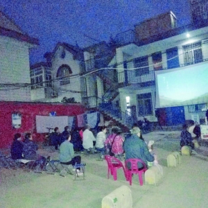 露天电影《李保国》，盐湖区皮革城社区居民说：久违了