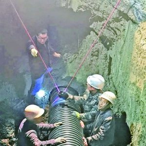 河东街学苑路排水道老化，运城市城市管理中心紧急抢修
