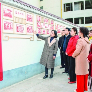 闻喜中城社区居委会组织疫情防控剪纸作品展和文艺汇演