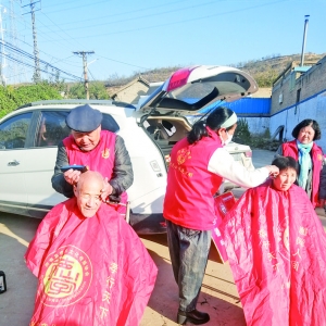 闻喜县德孝文化传播协会志愿者3年里服务老人近千名