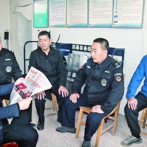 闻喜县实验二中保卫人员学习十九届五中全会精神