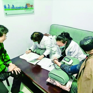 马家窑社区办实事关爱老人