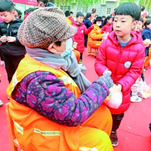 新城社区关铝幼儿园的孩子们感动了环卫工人