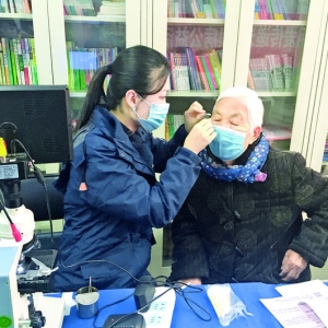 外滩首府社区50余位老人享受眼科义诊及眼健康咨询服务