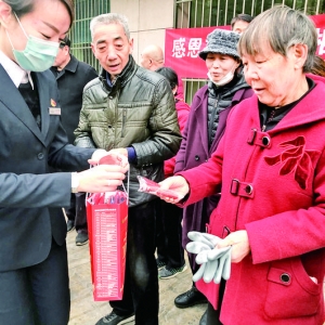 学苑社区给保洁人员赠送爱心用品