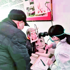 马家窑社区为居民提供眼部免费诊疗服务