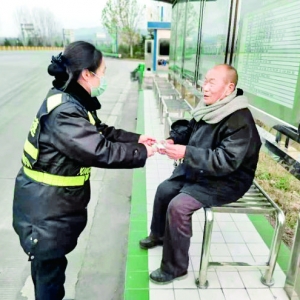 运城南高速东郭收费站帮助受困老人返家