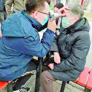 信合名都社区眼科义诊教居民正确用眼、护眼