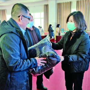 运城市残联启动“冰雪温暖行”赠送棉衣活动