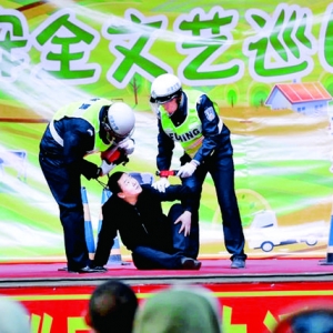运城公安交通安全文艺演出“唱响”河津伯王村