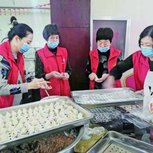 城市花园社区冬至包饺子其乐融融