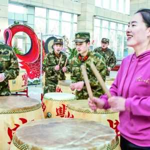 万荣县武警中队“黄河号子”敲起来