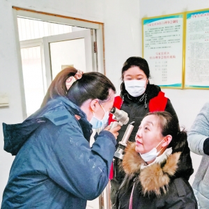马家窑社义务为居民筛查白内障眼科疾病