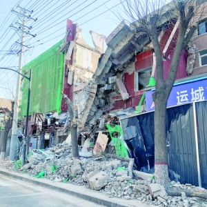 运城市红旗东街旧楼破拆中墙体倾倒，无伤亡