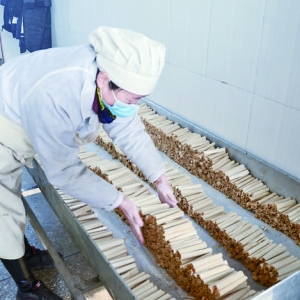 在芮城师傅工艺食品厂做芝麻糖工资高