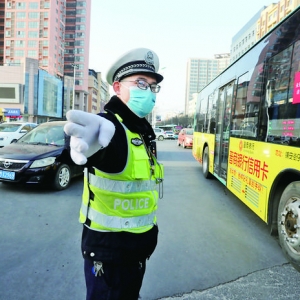 盐湖交警大队六中队全天疏导六岔口交通